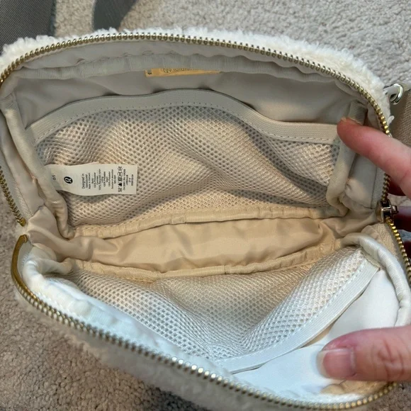 Lululemon Everywhere Fleece Belt Bag - Picture 4 of 10